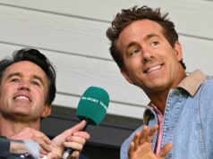Objavil sa obrovský verdikt o výdavkoch Ryana Reynoldsa, keď Wrexham ocenil „inteligentný“ prestupový krok Spolumajitelia Wrexhamu Rob McElhenney a Ryan Reynolds na tribúne na Racecourse Ground