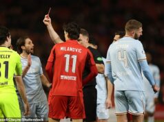 Obranca Motherwell Paul McGinn hovorí, že škótske futbalové šialenstvo VAR zašlo priďaleko… keď jeho slávny brat John zaútočil na kruté ponižovanie stavu rozhodcov severne od hraníc. Oscar Priestman z Motherwell vidí červenú už po troch minútach... a nebol by posledný