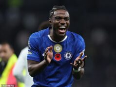 Odhalené: Ako Romeo Lavia používa najmodernejšiu technológiu virtuálnej reality, aby sa dostal späť do svojho najlepšieho stavu (aj keď Martin Odegaard povedal, že to bolo príliš jednoduché), trest, ktorý môže Chelsea očakávať od 74 obvinení FA a najnovšieho zranenia Marca Cucurellu Zatiaľ čo jeho spoluhráči z Chelsea si tento týždeň užívali štyri dni voľna, Romeo Lavia bol v Cobhame a dokončoval svoj podrobný rehabilitačný program.