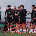 Odhalené: Čo povedal Hansi Flick hráčom Barcelony na hodinovom stretnutí po prehrách za sebou