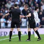 Asistent rozhodcu Blake Antrobus mal technické problémy s komunikačným zariadením, čo spôsobilo šesťminútové zdržanie v prvom polčase