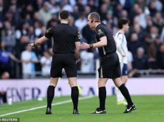 Odhalené: Dôvody dvoch zdĺhavých prestávok v derby v severnom Londýne, ktoré Gary Neville označil za „absolútny nezmysel“ Asistent rozhodcu Blake Antrobus mal technické problémy s komunikačným zariadením, čo spôsobilo šesťminútové zdržanie v prvom polčase