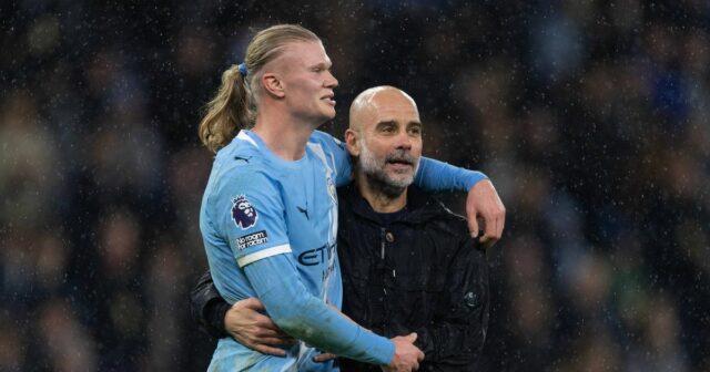 Pep Guardiola a Erling Haaland oslavujú po zápase Premier League medzi Manchestrom City a Newcastlom United na Etihad Stadium. 