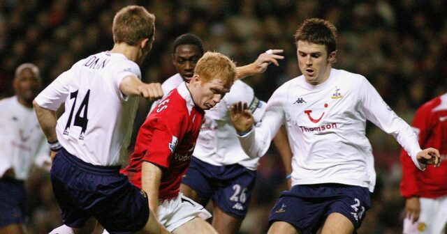 Paul Scholes z Manchestru United sa stretne s Erikom Edmanom, Ledley Kingom a Michaelom Carrickom z Tottenhamu Hotspur počas zápasu Barclays Premiership medzi Manchestrom United a Tottenhamom.