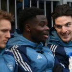 Declan Rice z Arsenalu (R) rokuje s Bukayom Sakom z Arsenalu na striedačke pred zápasom tretieho kola Emirates FA Cup medzi Portsmouthom a Arsenalom 11. januára 2026 v Portsmouthe v Anglicku