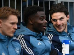 Odkaz Bukaya Saka Declanovi Riceovi o Tottenhame hovorí veľa o mentalite Arsenalu Declan Rice z Arsenalu (R) rokuje s Bukayom Sakom z Arsenalu na striedačke pred zápasom tretieho kola Emirates FA Cup medzi Portsmouthom a Arsenalom 11. januára 2026 v Portsmouthe v Anglicku