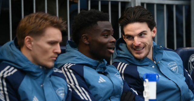 Odkaz Bukaya Saka Declanovi Riceovi o Tottenhame hovorí veľa o Declan Rice z Arsenalu (R) rokuje s Bukayom Sakom z Arsenalu na striedačke pred zápasom tretieho kola Emirates FA Cup medzi Portsmouthom a Arsenalom 11. januára 2026 v Portsmouthe v Anglicku