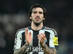 Odmietnutie prestupu Sandro Tonali bolo vybalené: Dôvody, prečo by sa dráma v deň uzávierky nemala ignorovať, ale znova to nie je Alexander Isak… plus odhalený postoj Newcastlu, ak by prišla letná ponuka Správa z Nemecka tvrdila, že Arsenal sa priblížil k Newcastlu cez Sandro Tonali. Nemali. Bolo tiež povedané, že tento krok bol zamietnutý. Bolo by, keby bolo čo odmietnuť. Hromadné odmietnutie narážky. Nie je tu nič vidieť. Ibaže, s najväčšou pravdepodobnosťou tam bol