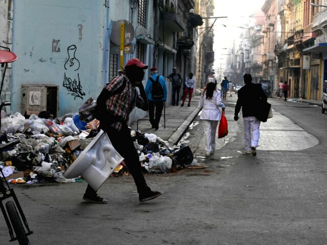 Odpad sa na Kube hromadí, keď blokáda paliva nariadená USA Odpad sa na Kube hromadí, keď blokáda paliva nariadená USA zastavila zberné autá | Správy Donalda Trumpa