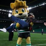 Americká hviezda oblečená v džínsoch, mikine a koženej bunde sa hrala s maskotom Sporting Jubasom.