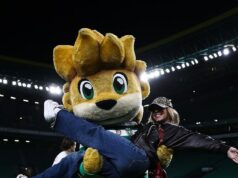 Ohnite to ako Sweeney! Hollywoodska hviezda predvádza futbalové schopnosti počas prekvapivého vystúpenia na portugalskom futbalovom zápase Americká hviezda oblečená v džínsoch, mikine a koženej bunde sa hrala s maskotom Sporting Jubasom.