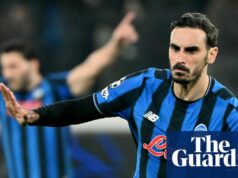Ohromujúci comeback Atalanty a nákladná takmer minula Juve – Football Weekly Extra | futbal TOPSHOT-FBL-EUR-C1-ATALANTA-DORTMUNDTOPSHOT - Taliansky obranca Atalanty #77 Davide Zappacosta (R) oslavuje po strelení druhého gólu svojho tímu počas druhého kola play-off Ligy majstrov UEFA vo futbalovom zápase medzi Atalantou a Borussiou Dortmund na Stadio di Bergamo, 2. februára 2006 Bergamo (2. február Bergamo Alberto PIZZOLI / AFP cez Getty Images)