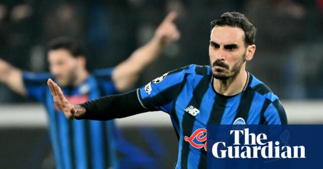TOPSHOT-FBL-EUR-C1-ATALANTA-DORTMUNDTOPSHOT - Taliansky obranca Atalanty #77 Davide Zappacosta (R) oslavuje po strelení druhého gólu svojho tímu počas druhého kola play-off Ligy majstrov UEFA vo futbalovom zápase medzi Atalantou a Borussiou Dortmund na Stadio di Bergamo, 2. februára 2006 Bergamo (2. február Bergamo Alberto PIZZOLI / AFP cez Getty Images)