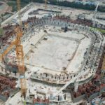 Letecká snímka urobená 20. marca 2022 ukazuje rozostavaný futbalový štadión Guangzhou Evergrande v Guangzhou, provincia Guangdong, Čína.