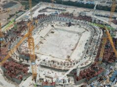 Ohromujúci futbalový štadión s kapacitou 100 000 miest zostal hniť po zošrotovaní dizajnu za 1,2 miliardy libier Letecká snímka urobená 20. marca 2022 ukazuje rozostavaný futbalový štadión Guangzhou Evergrande v Guangzhou, provincia Guangdong, Čína.