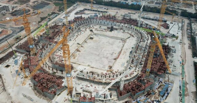 Letecká snímka urobená 20. marca 2022 ukazuje rozostavaný futbalový štadión Guangzhou Evergrande v Guangzhou, provincia Guangdong, Čína.