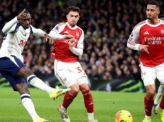 Okamžitý verdikt Tottenham vs Arsenal po faule Randala Kolo Muaniho na Gabriela Randal Kolo Muani z Tottenhamu Hotspur strieľa gól, ktorý je neskôr zakázaný za faul na Gabriela