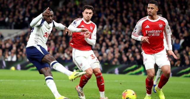 Randal Kolo Muani z Tottenhamu Hotspur strieľa gól, ktorý je neskôr zakázaný za faul na Gabriela