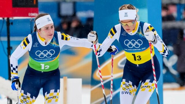 Olympiáda: Švédka Ebba Anderssonová stratila lyže pri epickej havárii a Olympiáda: Švédka Ebba Anderssonová stratila lyže pri epickej havárii a bojuje o striebro