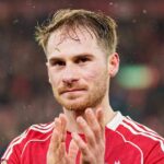 Alexis Mac Allister z Liverpoolu tlieska fanúšikom po zápase Premier League medzi Liverpoolom a Newcastlom United na Anfielde v Liverpoole v Anglicku 31. januára 2026. (Foto: Steven Halliwell/MI News/NurPhoto cez Getty Images)