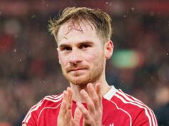 Otec Alexis Mac Allister hovorí o prestupe z Man Utd s jasným verdiktom Liverpoolu Alexis Mac Allister z Liverpoolu tlieska fanúšikom po zápase Premier League medzi Liverpoolom a Newcastlom United na Anfielde v Liverpoole v Anglicku 31. januára 2026. (Foto: Steven Halliwell/MI News/NurPhoto cez Getty Images)