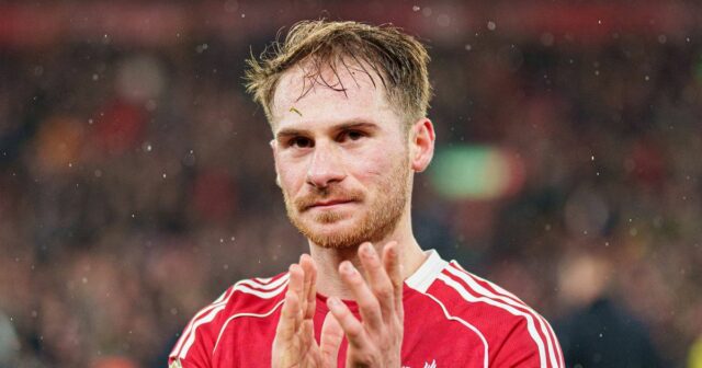 Alexis Mac Allister z Liverpoolu tlieska fanúšikom po zápase Premier League medzi Liverpoolom a Newcastlom United na Anfielde v Liverpoole v Anglicku 31. januára 2026. (Foto: Steven Halliwell/MI News/NurPhoto cez Getty Images)