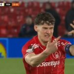 Kapitán Nottingham Forest Ryan Yates si vykĺbil prst po nešikovnom pristátí počas zápasu Európskej ligy s Fenerbahce.