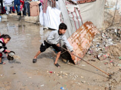 Palestínčania v Gaze znášajú počas ramadánu zaplavené stany Palestínčania v Gaze znášajú počas ramadánu zaplavené stany