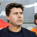Hlavný tréner Spojených štátov Mauricio Pochettino sa pozerá na zápas proti Japonsku.