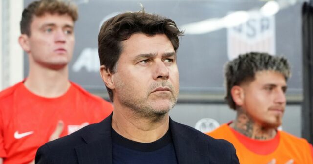 Hlavný tréner Spojených štátov Mauricio Pochettino sa pozerá na zápas proti Japonsku. 