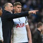 Hlavný tréner Igor Tudor z Tottenhamu Hotspur sa rozpráva s Mickym van de Venom z Tottenhamu Hotspur a Djedom Spenceom z Tottenhamu Hotspur počas zápasu Premier League medzi Tottenhamom Hotspur a Arsenalom na štadióne Tottenham Hotspur 22. februára 2026 v Londýne v Anglicku.