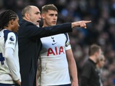 Päť zápasov Tottenhamu, ktoré urobia alebo zlomia Igora Tudora ako Cristiana Romera, dostal novú rolu Hlavný tréner Igor Tudor z Tottenhamu Hotspur sa rozpráva s Mickym van de Venom z Tottenhamu Hotspur a Djedom Spenceom z Tottenhamu Hotspur počas zápasu Premier League medzi Tottenhamom Hotspur a Arsenalom na štadióne Tottenham Hotspur 22. februára 2026 v Londýne v Anglicku.