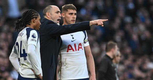 Päť zápasov Tottenhamu, ktoré urobia alebo zlomia Igora Tudora ako Hlavný tréner Igor Tudor z Tottenhamu Hotspur sa rozpráva s Mickym van de Venom z Tottenhamu Hotspur a Djedom Spenceom z Tottenhamu Hotspur počas zápasu Premier League medzi Tottenhamom Hotspur a Arsenalom na štadióne Tottenham Hotspur 22. februára 2026 v Londýne v Anglicku.