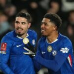 Pedro Neto z Chelsea (vpravo) oslavuje so spoluhráčom Moisesom Caicedom (Mike Egerton/PA Wire)