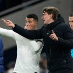 Thomas Frank sa rozpráva s Pedrom Porrom