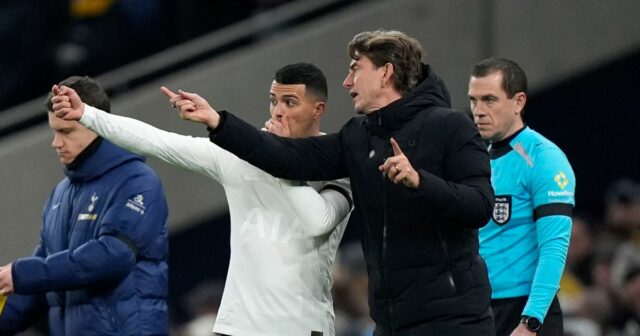 Thomas Frank sa rozpráva s Pedrom Porrom