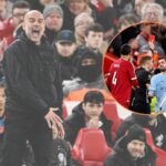 Rozhodca Craig Pawson ukazuje červenú kartu Dominikovi Szoboszlaiovi z Liverpoolu počas zápasu Premier League medzi Liverpoolom a Manchestrom City...