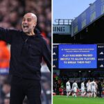 Celkový pohľad, keď obrazovka na zemi oznamuje prestávku v hre, aby hráči mohli prerušiť pôst na Ramadán počas zápasu Premier League...