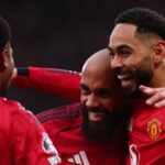 Matheus Cunha z Manchestru Utd oslavuje s Bryanom Mbeumom po góle na 2:0 počas zápasu Premier League medzi Manchestrom United a Fulhamom na Old Trafford.