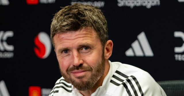 Po piatich uzavretých dohodách a dvoch hráčoch na zozname želaní Hlavný tréner Michael Carrick z Manchestru United hovorí počas tlačovej konferencie na Carrington Training Ground