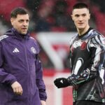 Tréner prvého tímu Jonathan Woodgate z Manchestru United v akcii počas tréningu prvého tímu na tréningovom ihrisku Carrington