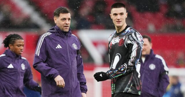 Tréner prvého tímu Jonathan Woodgate z Manchestru United v akcii počas tréningu prvého tímu na tréningovom ihrisku Carrington