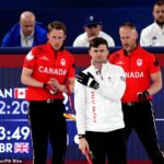 Bruce Mouat (v strede) a curlers tímu GB sú úplne odkázaní na výsledky inde