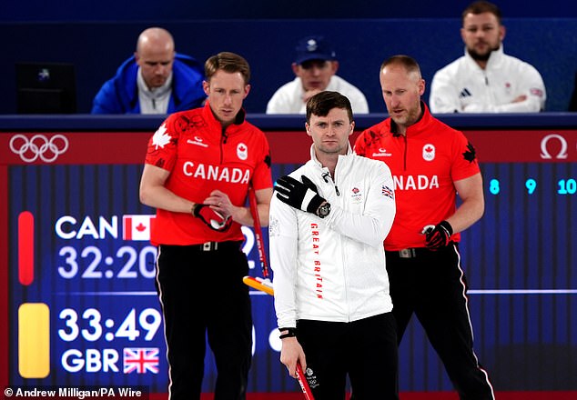 Po „podvádzajúcej“ búrke, ktorá otriasla curlingom, teraz Team GB potrebuje Bruce Mouat (v strede) a curlers tímu GB sú úplne odkázaní na výsledky inde