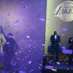 Počas odhaľovania sochy Pat Riley pripomína Lakers kľúče k víťazstvu
