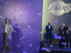 Počas odhaľovania sochy Pat Riley pripomína Lakers kľúče k víťazstvu Počas odhaľovania sochy Pat Riley pripomína Lakers kľúče k víťazstvu