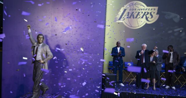 Počas odhaľovania sochy Pat Riley pripomína Lakers kľúče k víťazstvu Počas odhaľovania sochy Pat Riley pripomína Lakers kľúče k víťazstvu