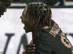 Podpis Liverpoolu za 60 miliónov libier kričí v agónii po tom, čo vo Francúzsku utrpel „vážne“ zranenie ramena Jeremy Jacquet bol v agónii po tom, čo v sobotu večer pre Rennes utrpel zranenie ramena