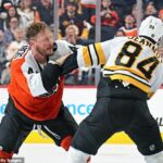 V prvej zhodili rukavice Tanner Jeannot z Bostonu a Nicolas Deslauriers z Flyers