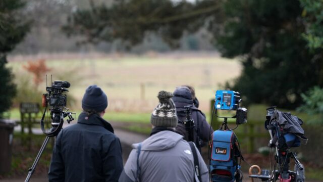Polícia prehľadáva bývalý dom bývalého princa Andrewa deň po jeho zatknutí | Kriminálne správy
